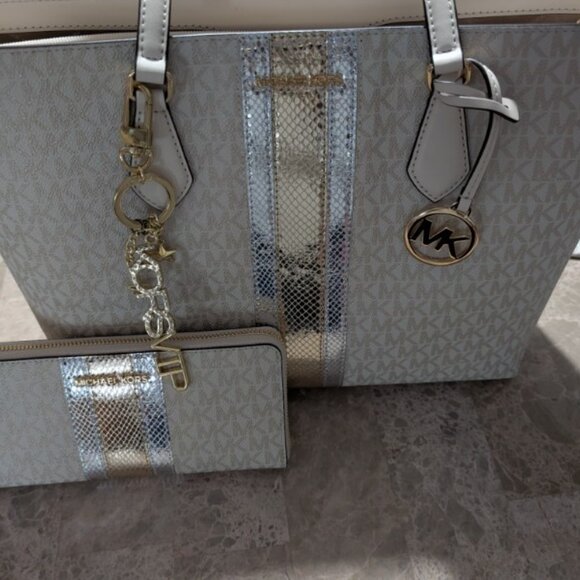 KORS RARE WHITE and GOLD MULTI Brand New with TAGS Set with RED CARPET Bag Charm - Picture 2 of 14